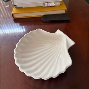 Elegant White Shell-Shaped Dish stoneware made in Japan